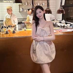セクシー キラキラ デコルテ ベアトップ レディース ワンピース ドレス ミニ 袖なし セミフレア スリム 細身 Aライン 背中開き リボン 大人可愛い きれいめ 上品 おしゃれ かっこいい こなれ感 クール モード系 エレガント モダン