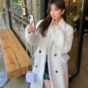 レディース コート アウター ロングコート 長袖 角襟 スリム 細身 フェミニン もこもこ ふわふわ ふっくら 前開き ボタン ファー かわいい 大人可愛い きれいめ シンプル カジュアル 上品 おしゃれ こなれ感 ガーリー クール