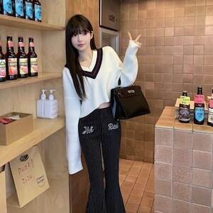 セクシー デコルテ レディース トップス 長袖 Vネック スリム 細身 リブ バイカラー 配色 ニット かわいい 大人可愛い シンプル カジュアル 上品 おしゃれ こなれ感 ラフ ガーリー クール モダン とろみ感 都会的 春 秋 冬｜Funny Bunny