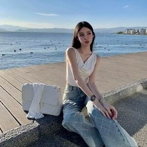 キラキラ ビジュー ひし形デザイン レディース パンツ ボトムス デニム ワイドパンツ ロング ワイド スリム 細身 裾ワイド ブルーデニム かわいい 大人可愛い シンプル カジュアル 上品 おしゃれ かっこいい こなれ感 ガーリー クール｜Funny Bunny