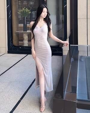 セクシー 胸開き デコルテ シャーリング レディース ワンピース ドレス ロング 袖なし ノースリーブ Vネック タイト スリム 細身 スリット きれいめ シンプル 上品 おしゃれ かっこいい こなれ感 クール モード系 エレガント モダン