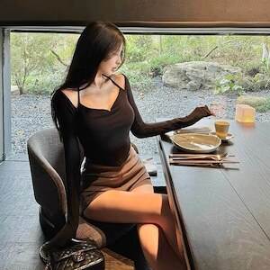 セクシー 腹チラ デコルテ レディース トップス クロップド丈 長袖 ホルターネック タイト スリム 細身 大人可愛い きれいめ シンプル 上品 おしゃれ こなれ感 クール モード系 エレガント モダン 存在感 とろみ感 抜け感 都会的
