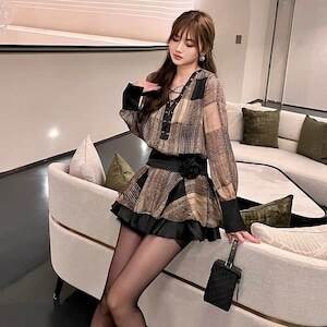 セクシー 胸開き レディース ワンピース ミニ 長袖 Vネック セミフレア スリム 細身 Aライン リボン ウエストリボン 編み上げ レースアップ 大人可愛い きれいめ 上品 おしゃれ こなれ感 クール モード系 モダン 存在感 とろみ感