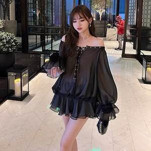セクシー デコルテ レディース ワンピース ミニ 長袖 フリル袖 オフショルダー フレア スリム 細身 フェミニン シフォン リボン ふわふわ 編み上げ レースアップ 透け感 シースルー 大人可愛い きれいめ シンプル 上品 おしゃれ