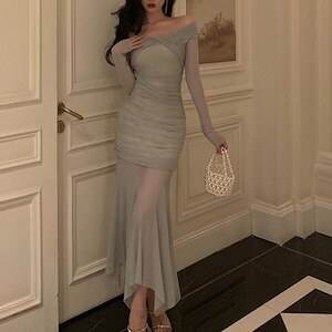 セクシー デコルテ レディース ワンピース ドレス ロング 長袖 オフショルダー セミフレア タイト スリム 細身 裾ワイド ふわふわ 透け感 シースルー 大人可愛い きれいめ シンプル 上品 おしゃれ こなれ感 クール モード系｜Funny Bunny