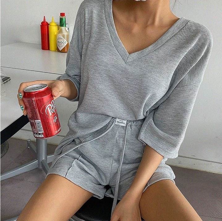 2点セット 上下セット トップス パンツ Tシャツ 5分袖 Vネック ショートパンツ ウエストゴム ルームウエア 部屋着 かわいい 大人可愛い きれいめ シンプル カジュアル 大人 上品 おしゃれ かっこいい ラフ ルーズ 大人女子｜Funny Bunny