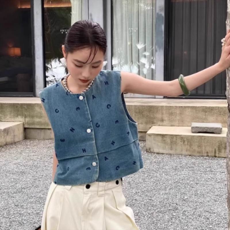 デニムベスト レディース ジレ ノースリーブ ベスト 前開き 春 夏 秋 前ボタン ポケット アウター デニム 羽織り おしゃれ レディース かわいい 大人可愛い きれいめ シンプル カジュアル 上品 おしゃれ こなれ感 通勤 デート｜Funny Bunny