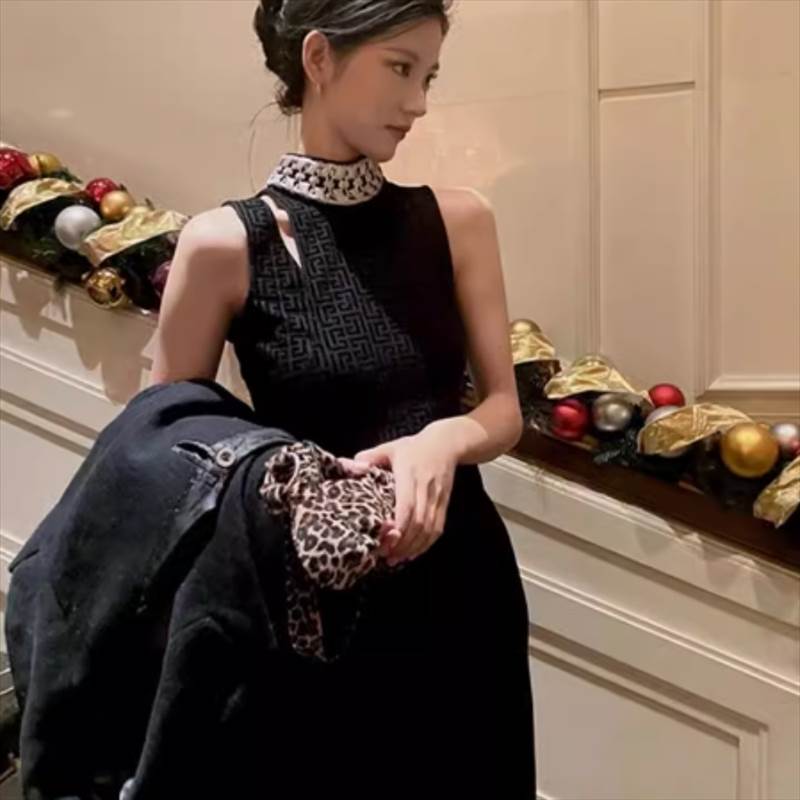 お召しもの お召しもの 衣装 ロング衣装 夕まぐれお召しもの キラキラビジュー 二次会お召しもの かき鳴らす会お召しもの 高座お召しもの ロング丈 保持者のど首 前胸部 片方細長い切口 後ろ側見せ 愛くるしげ 成年者好いたらしい 好いたらしいめ 分かりやすい 成年者 雅びやか