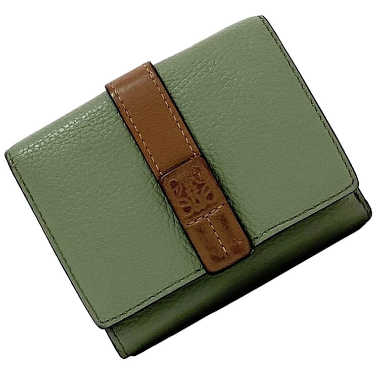 【送料無料】 ロエベ 三つ折り 財布 ec-23393 グリーン アナグラム コンパクト レザー 中古 062043 LOEWE ホック フラップ 折り財布 ワンポイント ロゴ 緑 茶色 グレインレザー ホック 訳あり ヴィンテージ メンズ レディース ミニ財布 ウォレット ミニ ブランド 本物 鑑定済