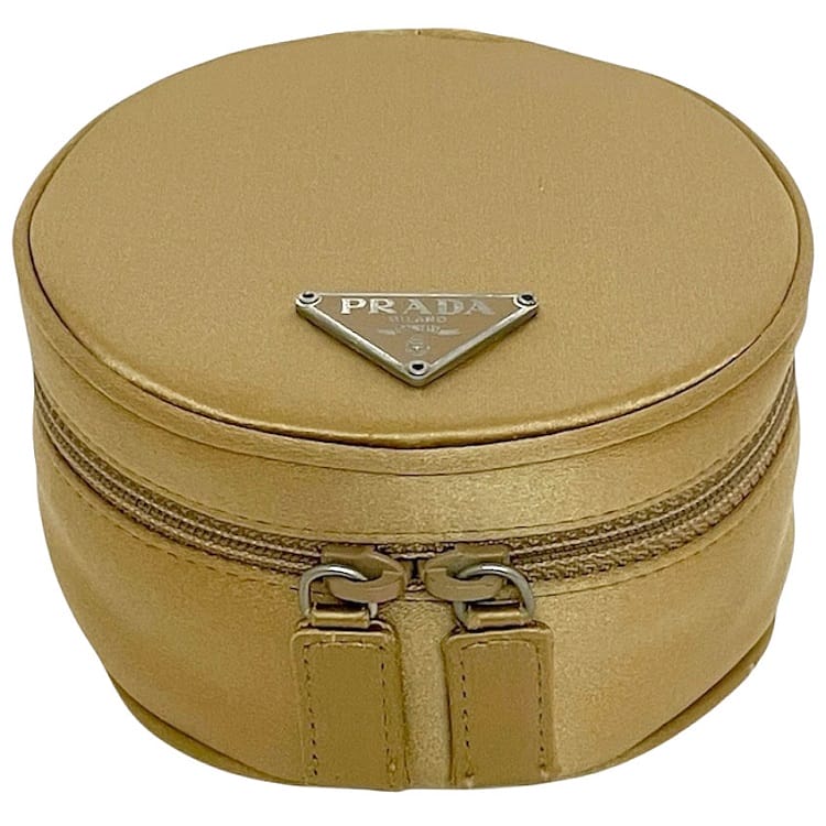 【送料無料】 プラダ ポーチ ec-23827 ゴールド 美品 サテン 中古 PRADA ラウンド 金色 丸型 レア ファスナー ヴィンテージ メンズ レディース 小物入れ ミラー付き 男女兼用 ホルダー コスメ 化粧品 シンプル 三角 ロゴ プレート 金具 ブランド 本物 鑑定済み