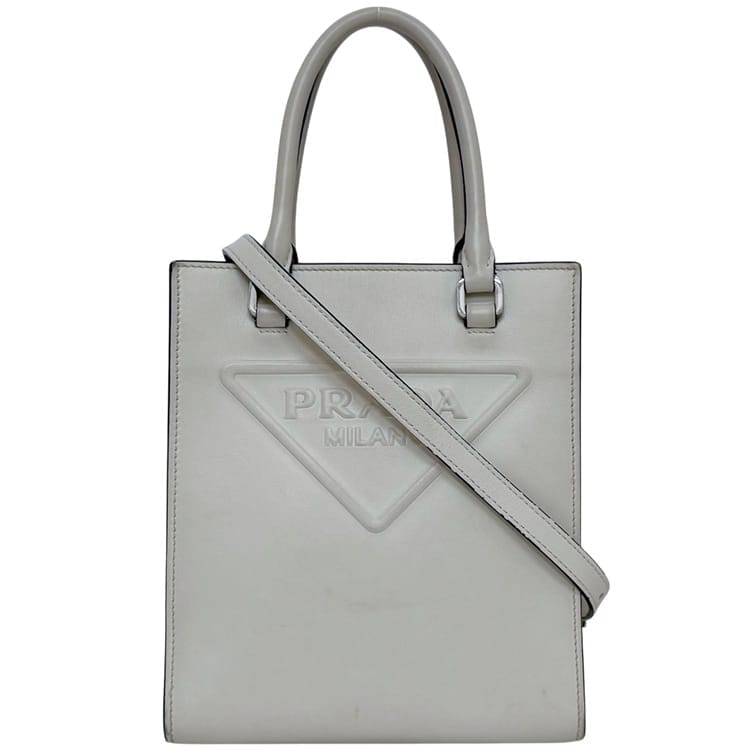 プラダ 2way バッグ f-24768 ホワイト BIANCO 1BA333 美品 レザー ソフトカーフ 中古 272 5 PRADA エンボスロゴ 白 クロスボディ ミニハンド ミニバッグ ロゴマーク レディース メンズ シンプル 定番 人気 男女兼用 革 スクエアロゴ ブランド 本物 鑑定済み