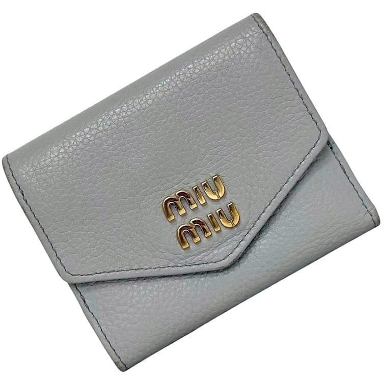 ミュウミュウ 三つ折り 財布 ec-24871 グレー 5MH040 美品 レザー 中古 262 miu miu ロゴ ブランド 金具 ホック コンパクト 折り財布 灰色 シンプル 定番 人気 ゴールド金具 メンズ レディース 男女兼用 革財布 折りたたみ チャコールカラー 本物 鑑定済み｜フリマハイクラスブランド館