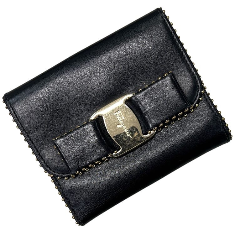 サルヴァトーレ フェラガモ 二つ折り 財布 ec-25167 ブラック ヴァラ KY-22 D311 美品 レザー 中古 Salvatore Ferragamo ホック 黒 リボン ロゴ金具 小銭入れ有 本革 ソフトレザー ゴールド金具 シンプル レディース 女性 定番 人気 ブランド 本物 鑑定済み 9,344円