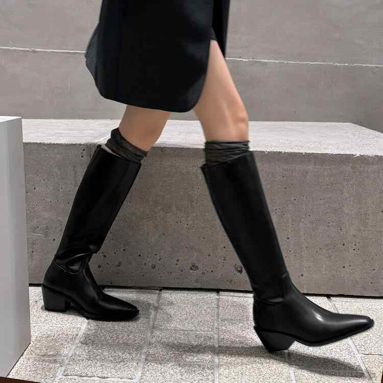 牛皮の 太 さと ナイト爵の 靴の 亭主もちの 止ん事無い 筒の 長々しい ブーツの 秋冬の新 商いものの 角 頭の 側の チャックの 中で 膝の 靴の 亭主もちの 靴を 越えません。