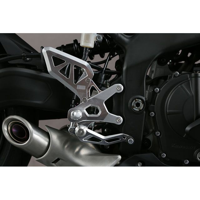 AELLA ライディングステップキット カラー ホワイト AE-10096 WT アエラ バックステップ関連パーツ Ninja ZX-25RSE/SE KRT EDITION ZX-4R|パークアップ 店