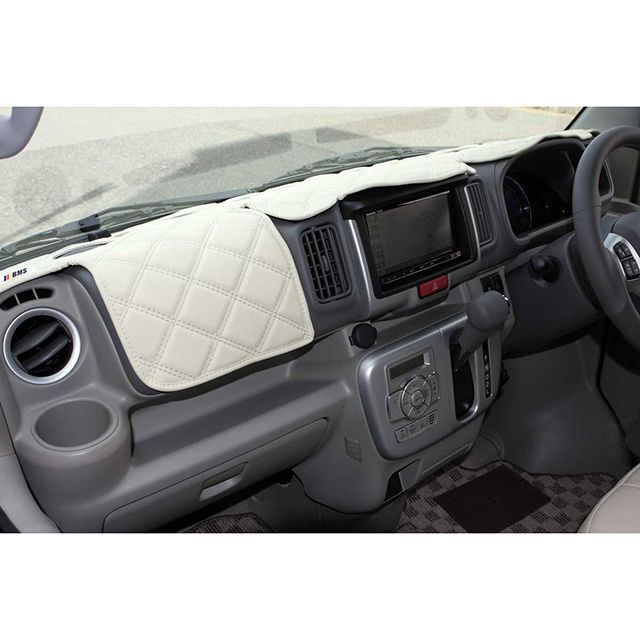 【メーカー直送】BMS エブリ エブリィ D17W 用ダッシュボードマット ツイーター無し/オートライトシステム有り Leosレオス キルトデザイン 小ブロック ステッチ色 ベージュ 生地色 ホワイト DM-S17L ビーエムエス 内装パーツ・用品