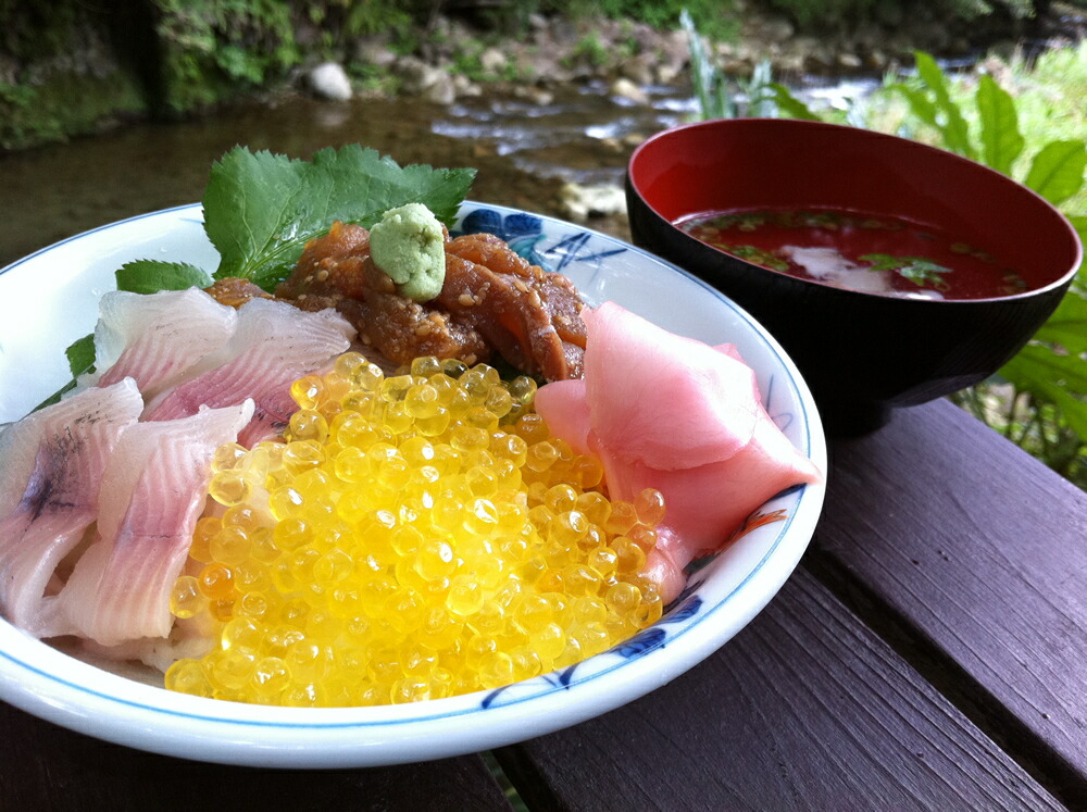 送料無料 しゃくなげの森 黄金イクラ 約300g 木箱入り いくら 魚卵 珍味 逸品 ヤマメ たまご テレビで紹介 話題 お取り寄せ 高級感 ギフト 贈答 お祝い お中元 septicin Com