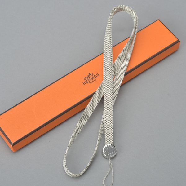 新品 HERMES エルメス セリエ ネックストラップ 41糎 箱付き添い人 薄墨色ベージュ しろがね色 ロングストラップ 首掛け 男女兼用 /k.d/