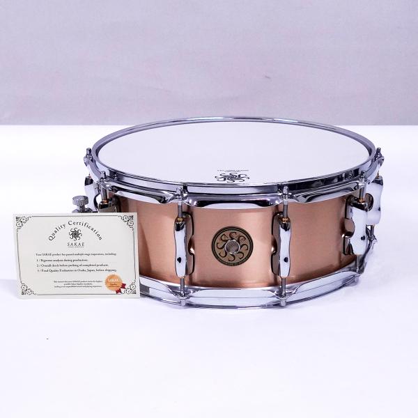 Sakae Phosphor Osaka 14x5 5 Sakae Osaka Heritage Heritage サカエ Sdm1455pbj Heritage Japan Snare Sakae Heritageが手がける新たなスネア シリーズ 豊かな音量 音圧と 優れたダイナミクス レンジの広さを誇り その存在感は圧倒的です Osaka Custom Phosphor