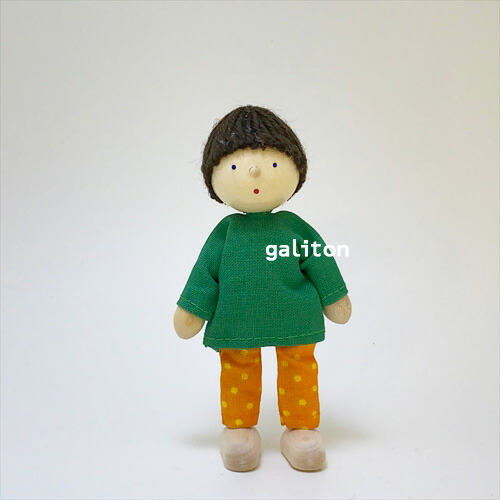 楽天市場 Herwig ヘアビック社 ドールハウス用人形 男の子 緑服 水玉オレンジパンツ 木のおもちゃがりとん