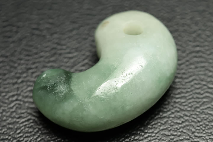 楽天市場】糸魚川翡翠勾玉 M09454 日本ヒスイ鉱業 制作 20mm*13mm*7mm