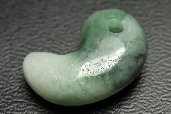 楽天市場】糸魚川翡翠勾玉 M09454 日本ヒスイ鉱業 制作 20mm*13mm*7mm