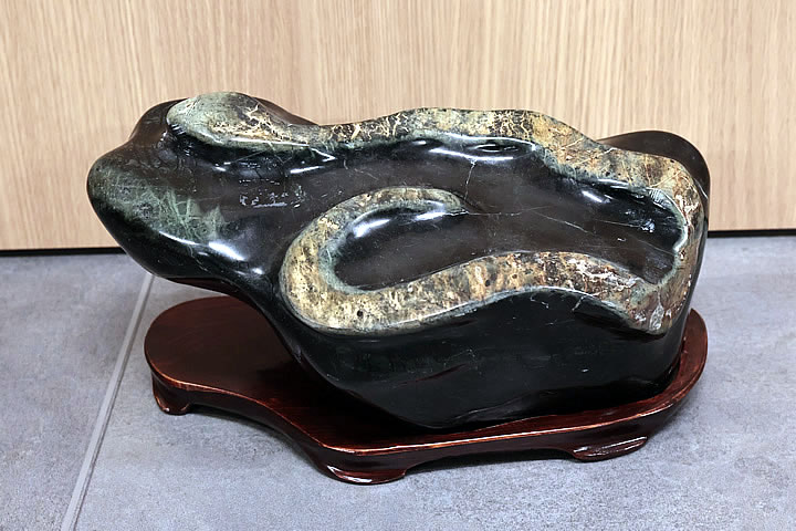 蛇石　木製台座付き(蛇紋岩)へび石 蛇石 木製台座付き(蛇紋岩)へび石 蛇石 木製台座付き(蛇紋岩)へび石