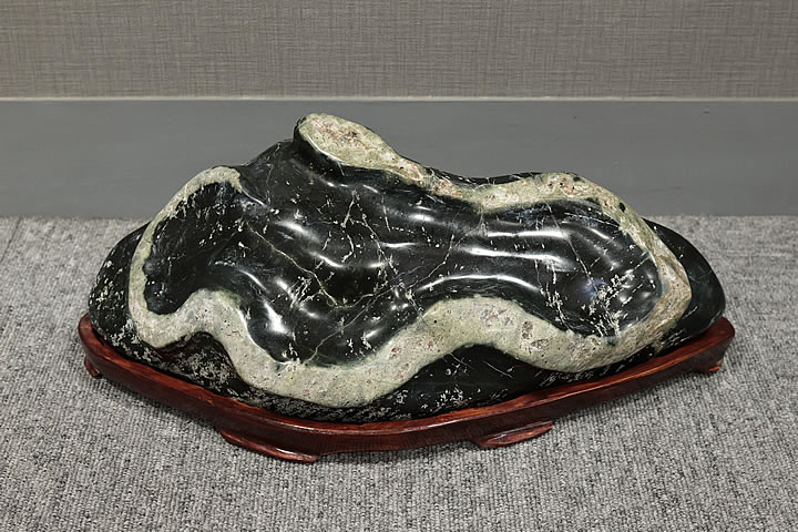 蛇石　木製台座付き(蛇紋岩)へび石 蛇石・木製台座付（へび石） ｜ パワーストーン・天然石・原石の