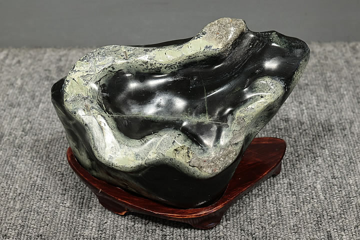 蛇石　木製台座付き(蛇紋岩)へび石 蛇石 木製台座付き(蛇紋岩)へび石