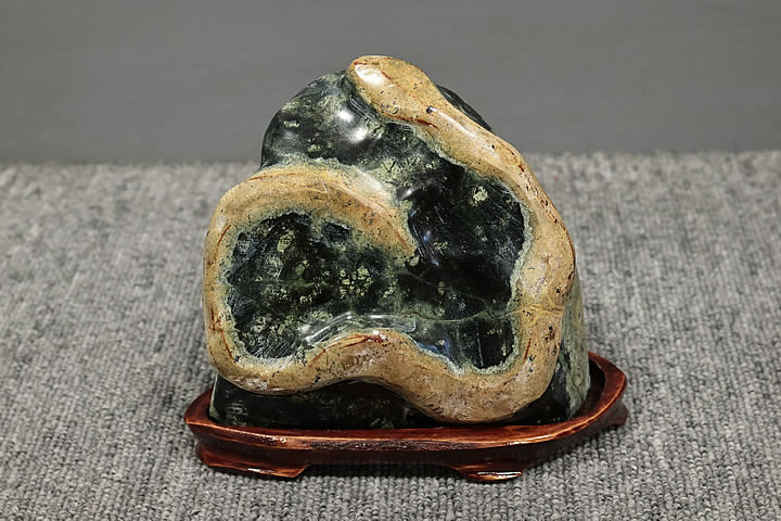 蛇石　木製台座付き(蛇紋岩)へび石 蛇石 木製台座付き(蛇紋岩)へび石 蛇石 木製台座付き(蛇紋岩)へび石