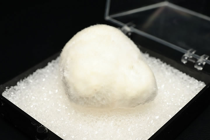 オケナイト原石(オーケン石)インド産 ケース入り(大)