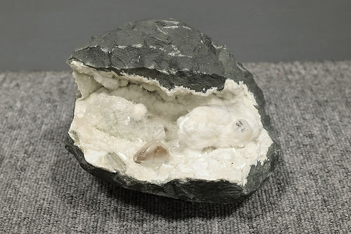 楽天市場】2.4kg オケナイト原石(オーケン石)インド産