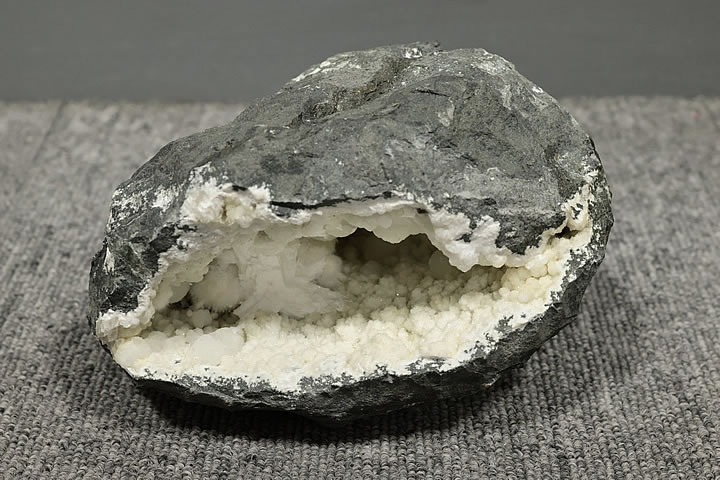 1.7kg オケナイト原石(オーケン石)インド産