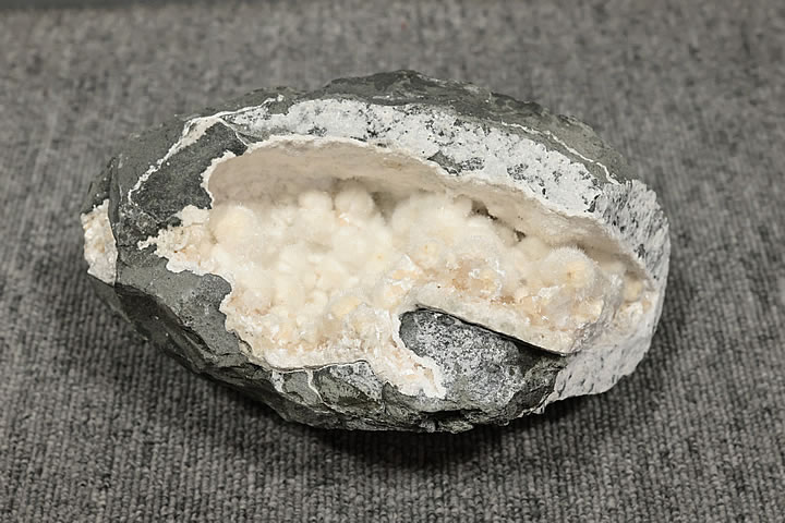 石 楽天市場】オケナイト クラスター アポフィライト 共生 ラビット