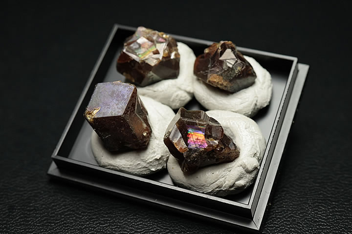 奈良県天川村産　レインボーガーネット単結晶ケース入り 4個セット