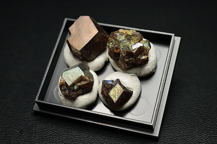 奈良県天川村産　レインボーガーネット単結晶ケース入り 4個セット