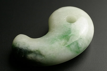 楽天市場】【送料無料】糸魚川翡翠 勾玉 11.8g 幸運 ひすい ヒスイ 国