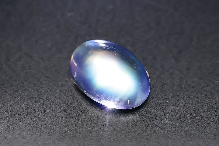 0.79ct 宝石質ロイヤルブルームーンルース