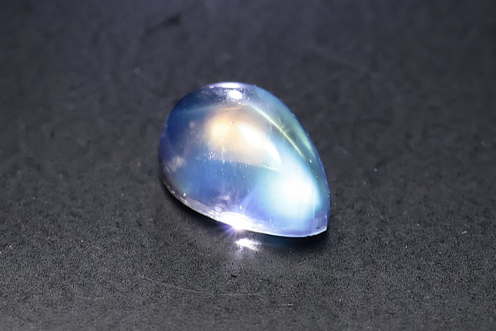 0.78ct 宝石質ロイヤルブルームーンルース