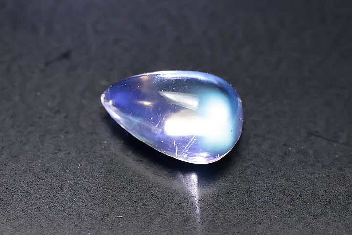 0.76ct 宝石質ロイヤルブルームーンルース