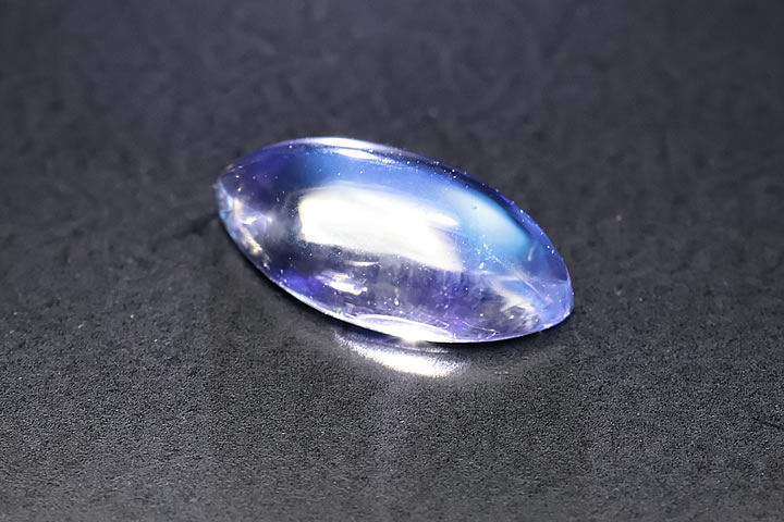 0.65ct 宝石質ロイヤルブルームーンルース