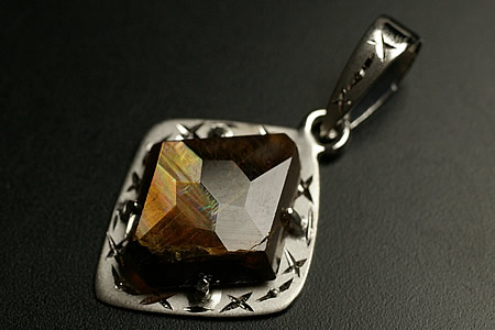 楽天市場】3.08ct奈良県天川村産 レインボーガーネットジェムグレード