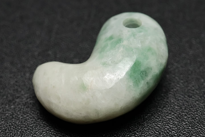 楽天市場】糸魚川翡翠勾玉 M09454 日本ヒスイ鉱業 制作 20mm