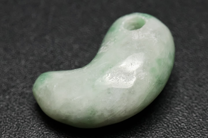 楽天市場】糸魚川翡翠 （いといがわひすい） 勾玉 透過 （姫川産） 桐