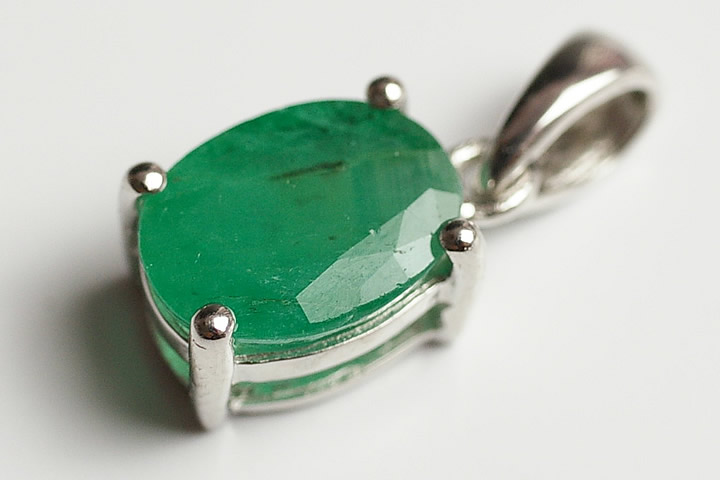 エメラルドペンダントトップ ジェムグレード ブラジル産 8,580円