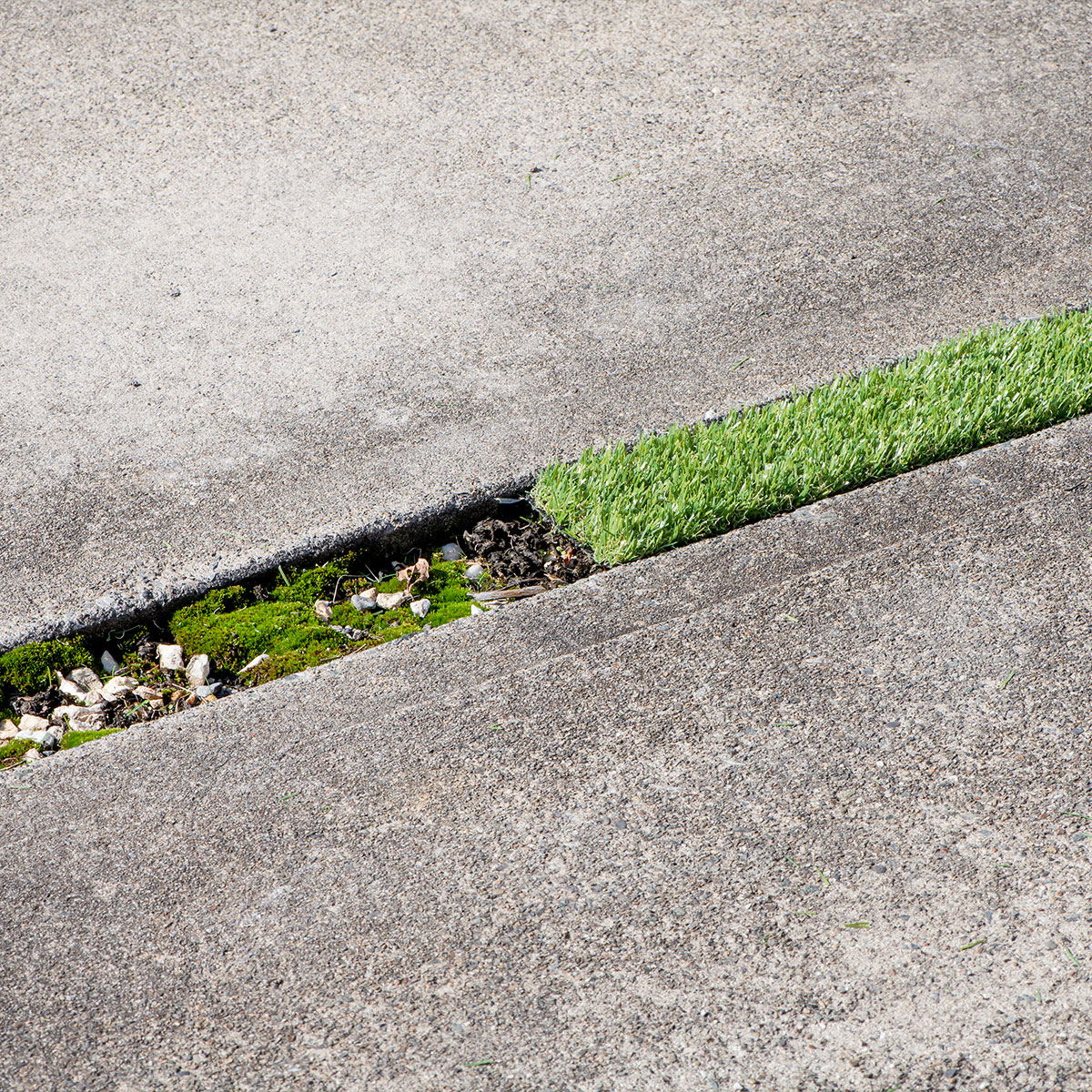 土間の目地の雑草お困りではありませんか 造園 その悩みこの人工芝が解決します 10枚 人工芝 土間目地用 10枚 1m 幅94mm 芝高16mm 土間コンクリート目地用 幅狭用 ガーデン ガーデニング 駐車場 隙間 テラス バルコニー ガーデン 庭 芝マット 芝マット 芝生マット