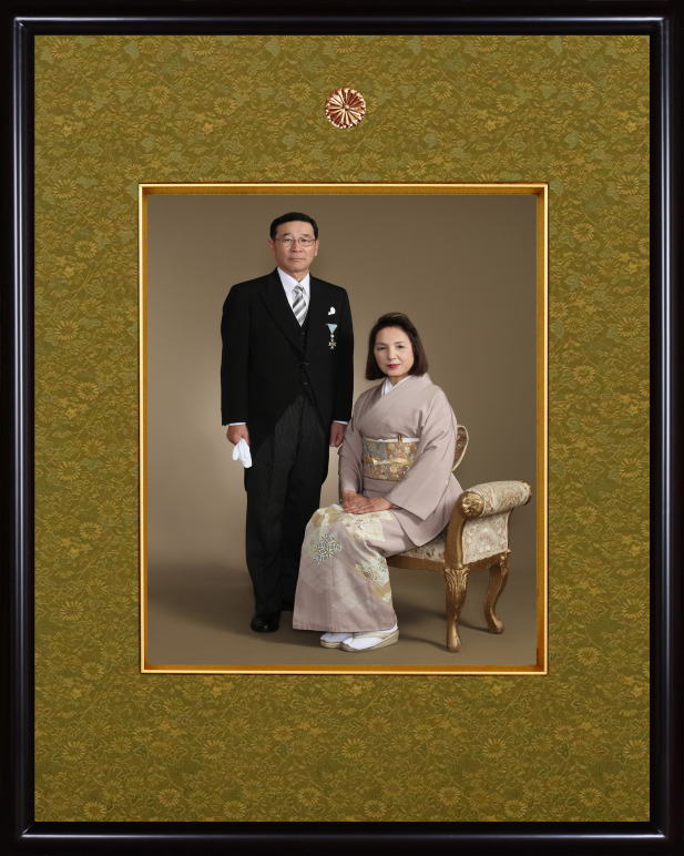 叙勲額 日本製 受賞 記念 写真用 額縁 【 四ツ切 】南洋材 薄型 32タイプ(32-25)｜内田画廊