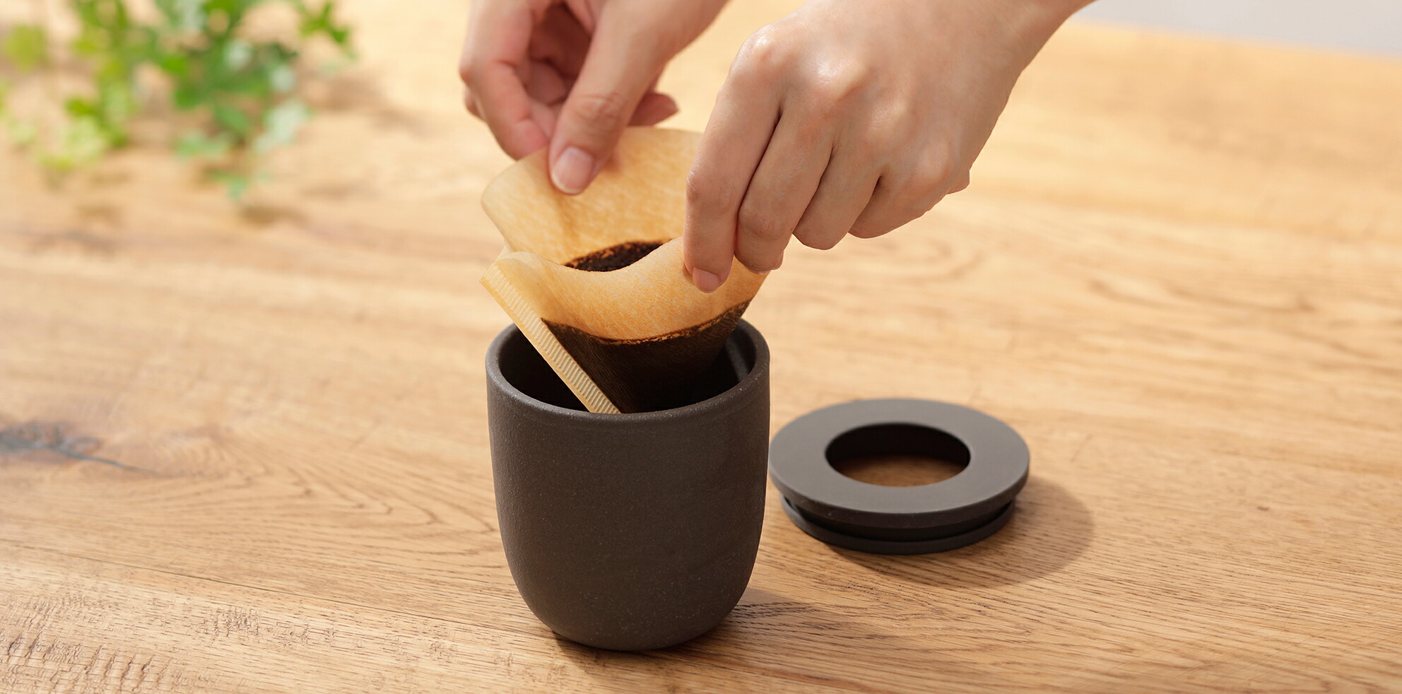 楽天市場 ポイント10倍 送料無料 マーナ コーヒーかす消臭ポット コーヒーかす 消臭 再利用 におい 珈琲 陶磁器 エコ 脱臭剤に 消臭剤に 靴箱 冷蔵庫 トイレ かわいい インテリア おしゃれ Marna Ready To K770 小物専科 しもやま 楽天市場店