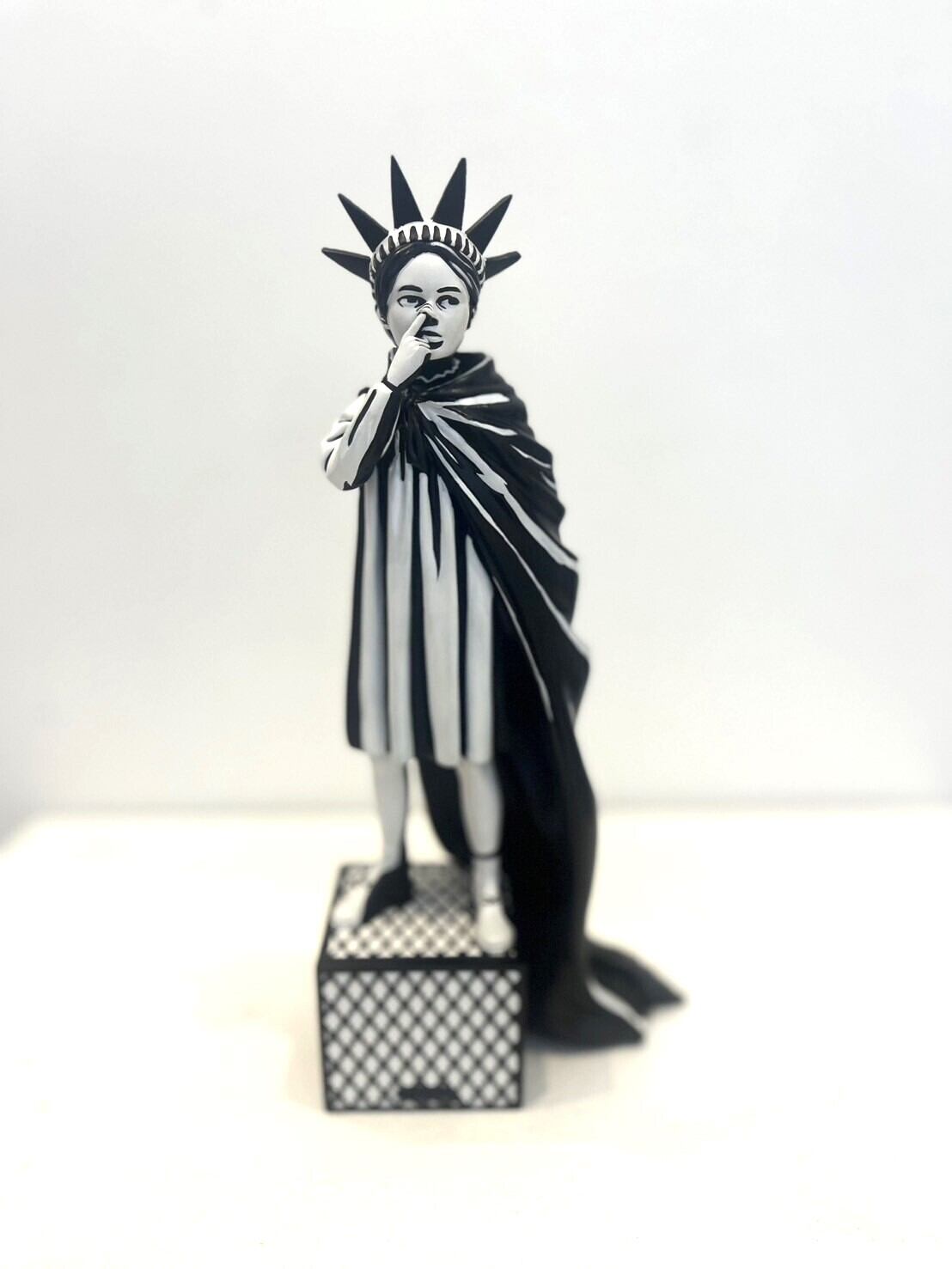 楽天市場】バンクシーグラフィティ・クライム3DフィギュアBanksy's