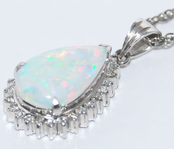ペアシェイプカボッション ホワイトオパール-1.53ct&ダイヤモンド 取り巻きデザイン Pt ペンダントネックレス 【店頭受取対応商品】｜ジェムパレス